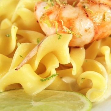 Pasta with shrimps and lime cream sauce